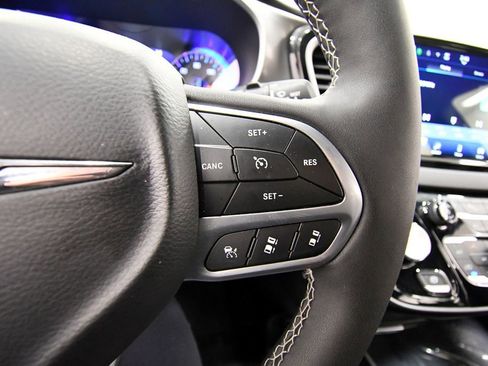 Used 2025 Chrysler Pacifica Select image 21