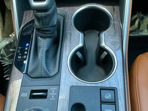 Used 2025 Toyota Highlander Platinum image 30