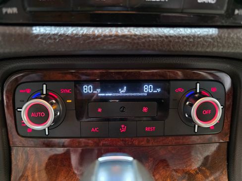 Used 2014 Volkswagen Touareg TDI image 32