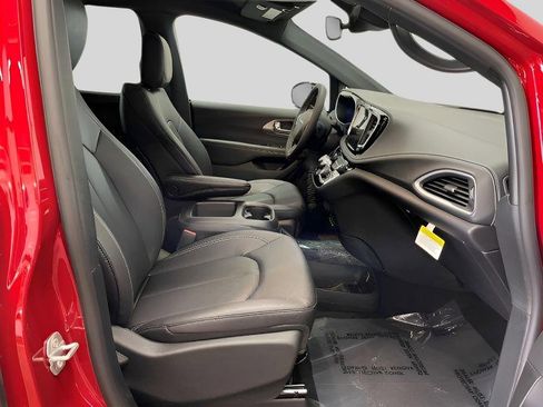 New 2026 Chrysler Pacifica Select image 16