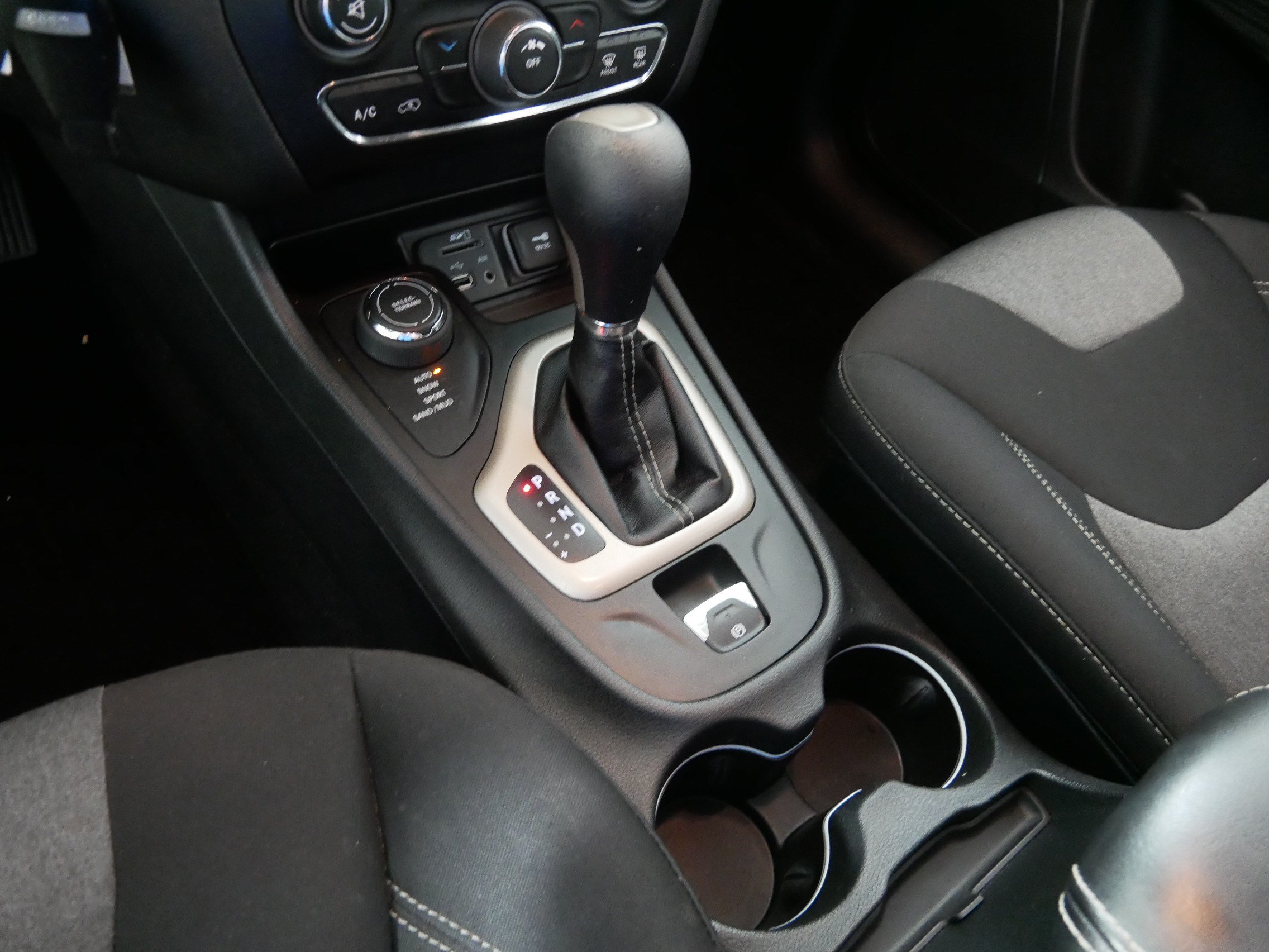 Used 2014 Jeep Cherokee Latitude w/ Cold Weather Group AWD/4WD image 24