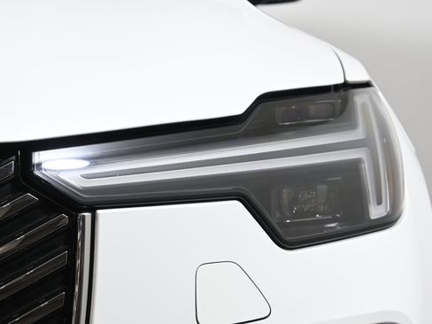 Used 2025 Volvo XC90 B5 Plus w/ Protection Package Premier image 11