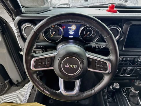 Used 2022 Jeep Wrangler Unlimited Sahara AWD/4WD image 16