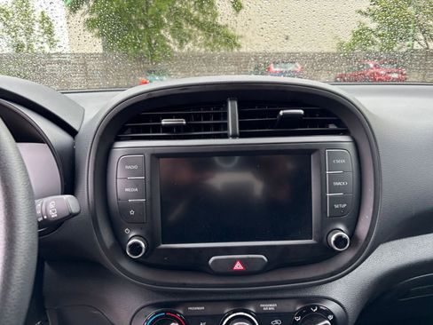 Used 2025 Kia Soul LX w/ LX Technology Package FWD image 17