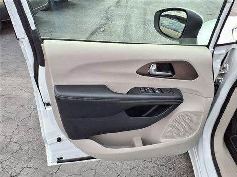 Used 2022 Chrysler Voyager LX image 19