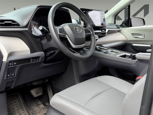 Used 2023 Toyota Sienna XLE image 9
