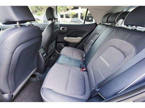 Used 2024 Hyundai Venue Limited FWD image 14