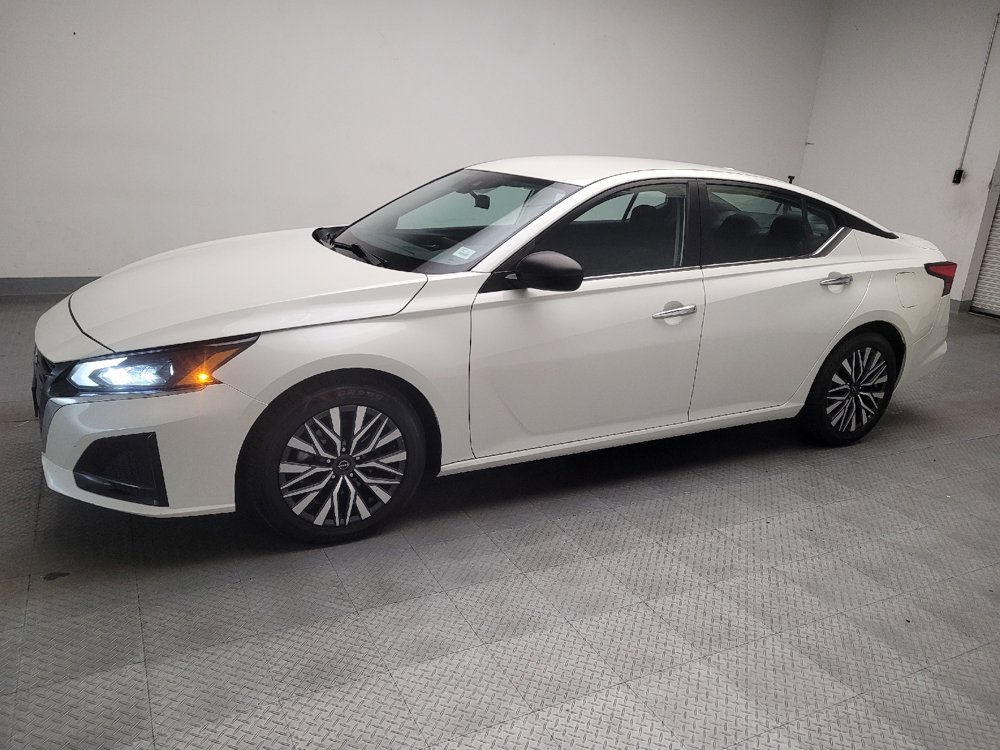 Used 2024 Nissan Altima 2.5 SV FWD image 2