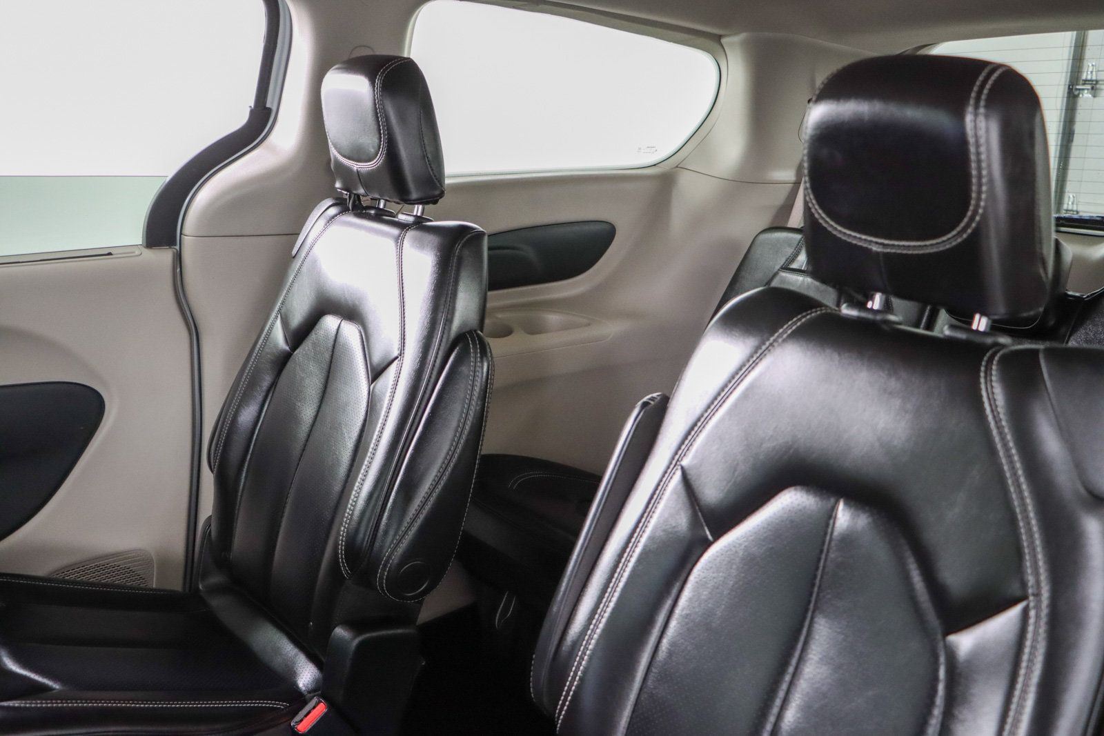 Used 2023 Chrysler Pacifica Touring-L FWD image 24
