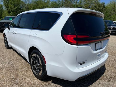 New 2027 Chrysler Pacifica Limited FWD image 3