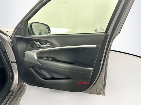 Used 2025 Genesis G70 2.5T image 31