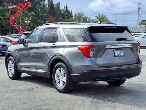 Used 2023 Ford Explorer XLT image 3
