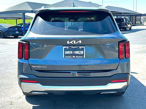 Used 2024 Kia Sorento S image 7
