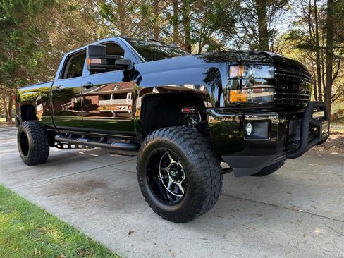 Used 2017 Chevrolet Silverado 2500 LTZ image 32