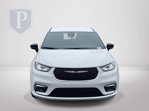 New 2026 Chrysler Pacifica Select image 3