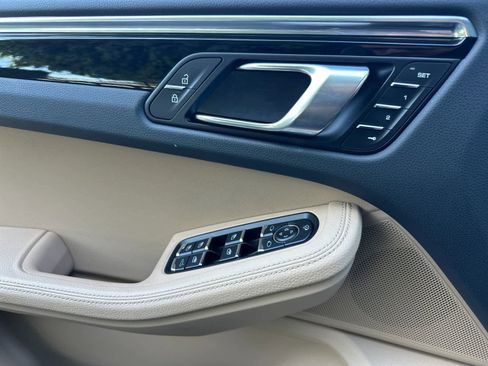 Used 2025 Porsche Macan image 12