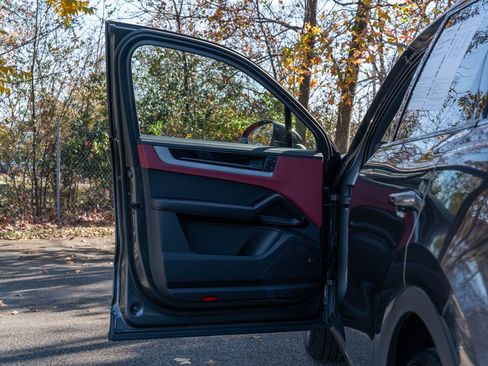 Certified 2025 Porsche Cayenne image 20