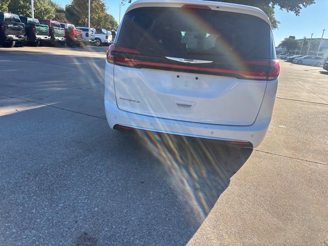 Used 2024 Chrysler Pacifica Touring-L FWD image 6