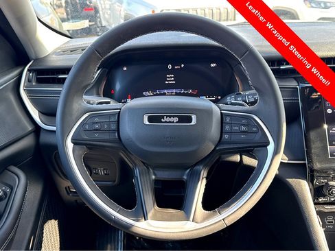 Used 2023 Jeep Grand Cherokee Laredo image 14