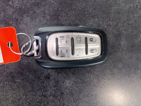 Used 2025 Chrysler Pacifica Select FWD image 31