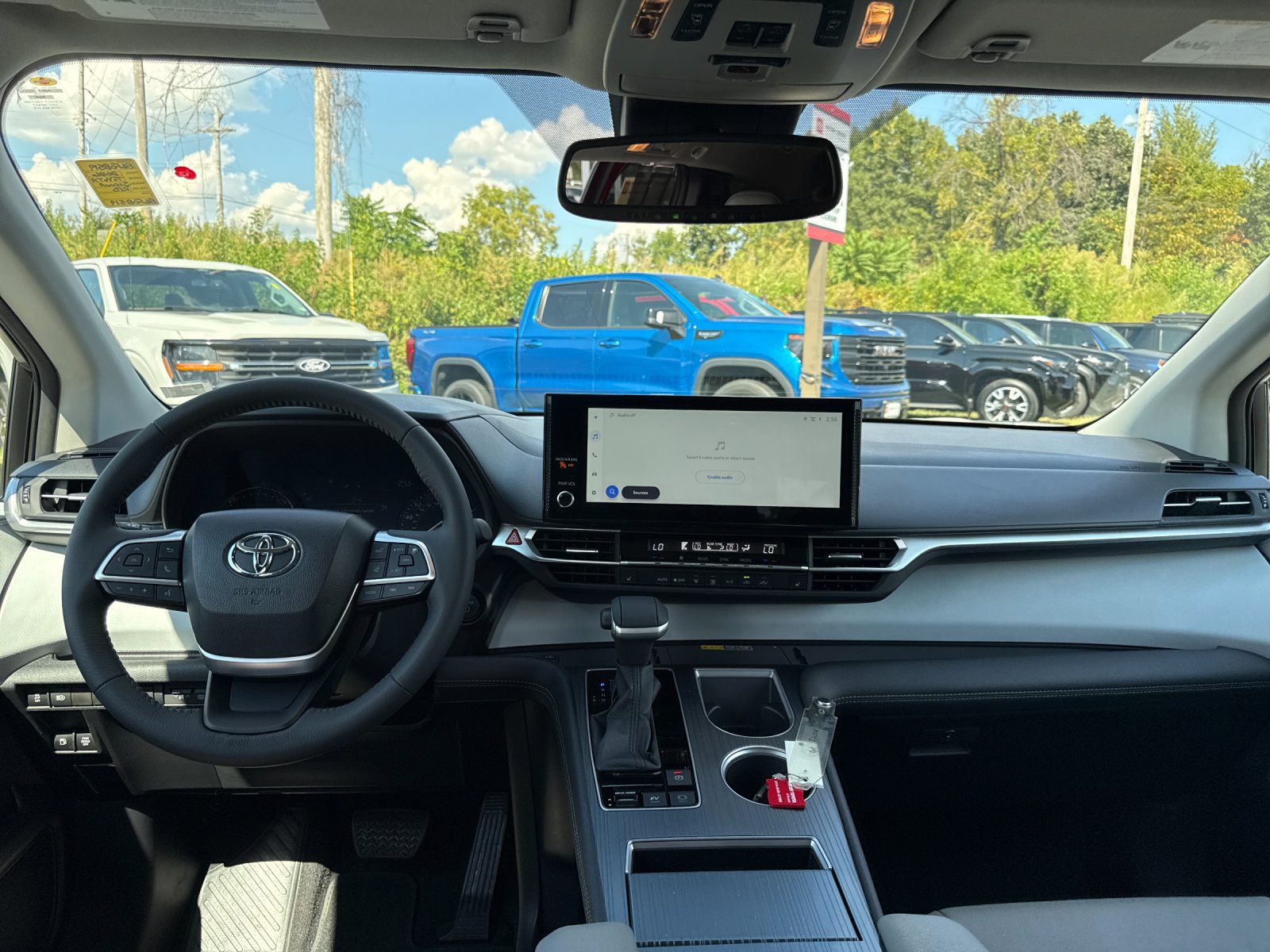 Used 2026 Toyota Sienna XLE FWD image 13