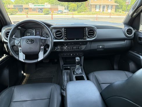 Used 2022 Toyota Tacoma TRD Sport w/ TRD Premium Sport Package AWD/4WD image 16