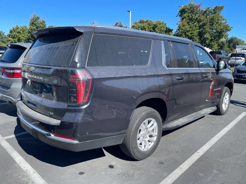 Used 2025 Chevrolet Suburban LT RWD image 2