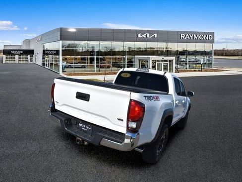 Used 2018 Toyota Tacoma TRD Off-Road AWD/4WD image 3