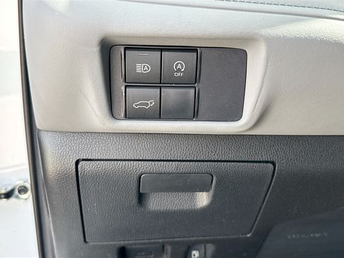 Used 2024 Toyota Highlander XLE FWD image 10