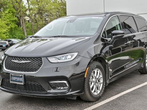 Used 2023 Chrysler Pacifica Touring-L FWD image 5