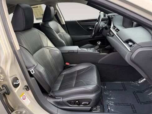 Used 2019 Lexus ES 300h w/ Luxury Package image 15