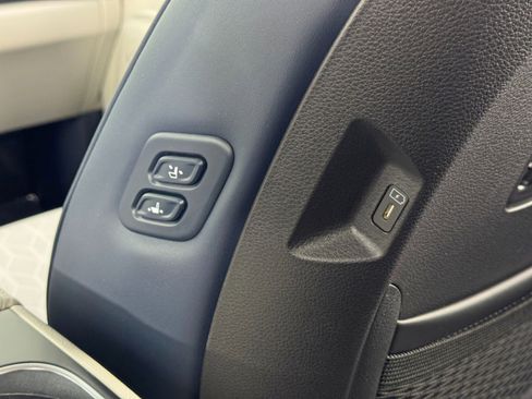 Used 2025 Kia Carnival EX image 36