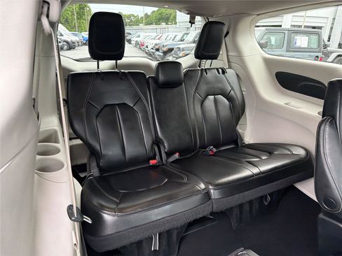 Used 2023 Chrysler Pacifica Touring-L FWD image 13