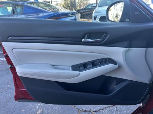 Used 2025 Nissan Altima 2.5 SV image 18