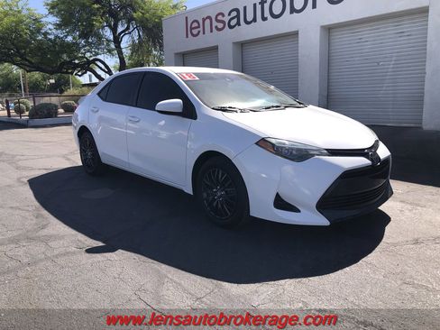 Used 2018 Toyota Corolla LE FWD image 2