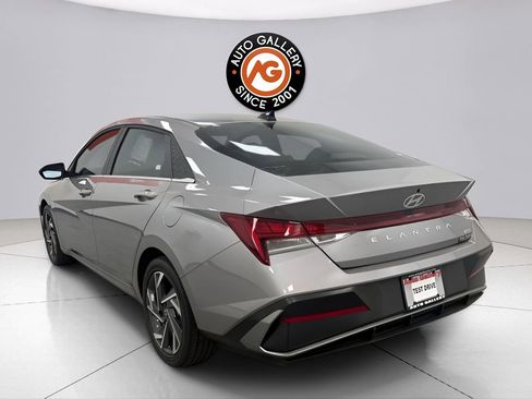 Used 2025 Hyundai Elantra Limited FWD image 5