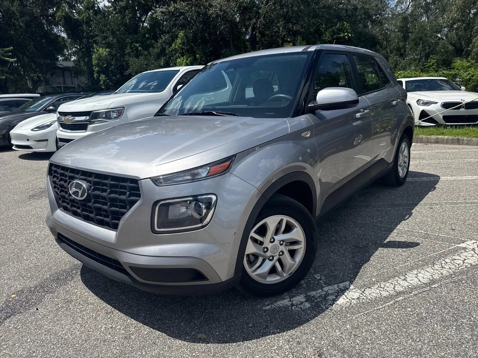 Used 2023 Hyundai Venue SE FWD image 2