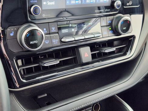 Used 2021 Toyota Highlander XLE image 24