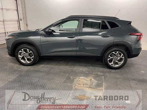Used 2025 Chevrolet Trax LT FWD image 5