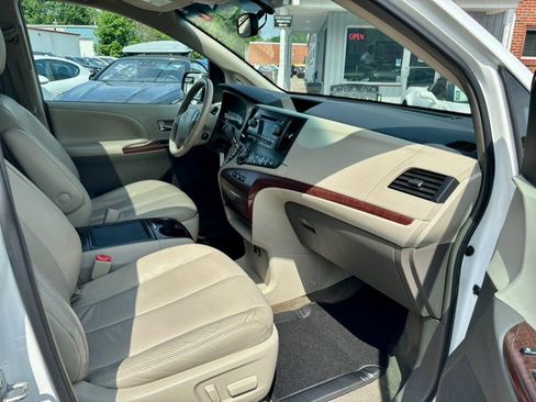 Used 2014 Toyota Sienna XLE FWD image 13