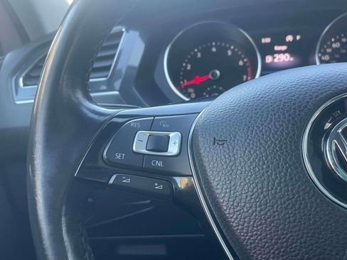 Used 2018 Volkswagen Tiguan SE w/ Panoramic Sunroof Package image 22