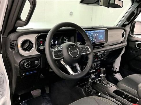 Used 2025 Jeep Wrangler Unlimited Sahara AWD/4WD image 17