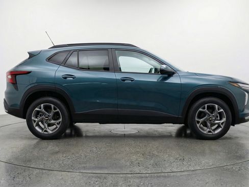 Used 2025 Chevrolet Trax LT w/ LT Convenience Package FWD image 11