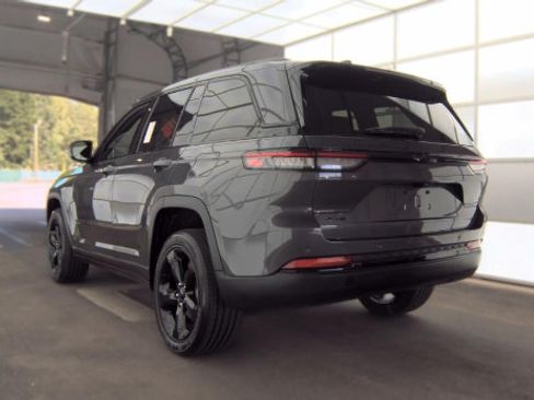 Used 2023 Jeep Grand Cherokee Altitude AWD/4WD image 4