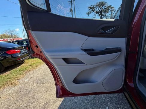 Used 2019 GMC Acadia SLT image 23