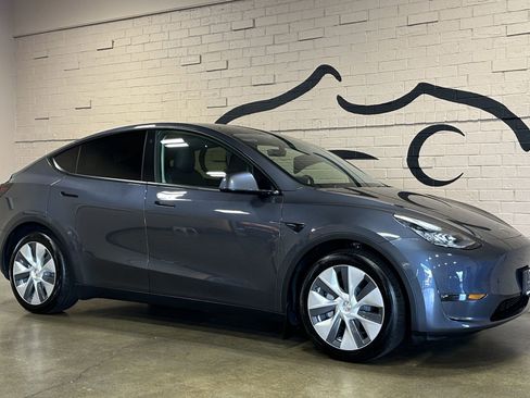 Used 2021 Tesla Model Y Long Range image 9