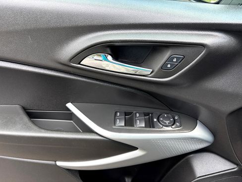 Used 2025 Chevrolet Trax LS image 7