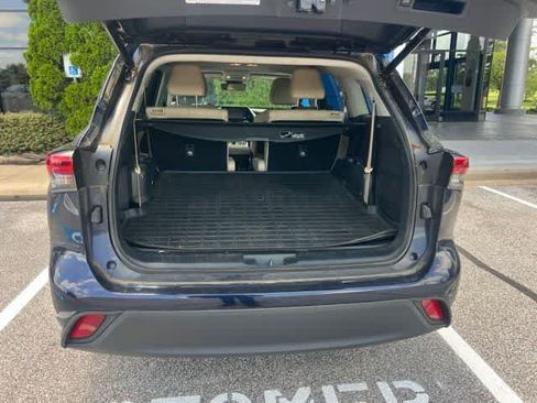 Used 2021 Toyota Highlander XLE FWD image 9