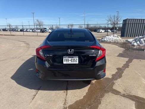 Used 2018 Honda Civic Touring image 4