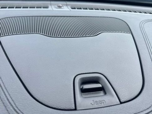 Used 2019 Jeep Cherokee Latitude Plus w/ Comfort/Convenience Group AWD/4WD image 25